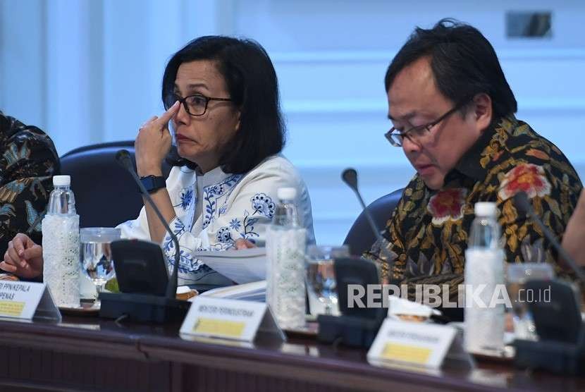 Menteri Keuangan Sri Mulyani (kiri) bersama Menteri PPN/Kepala Bappenas Bambang Brodjonegoro (kanan) mengikuti rapat terbatas terkait strategi kebijakan memperkuat cadangan devisa di Kantor Presiden, Jakarta, Selasa (14/8). 