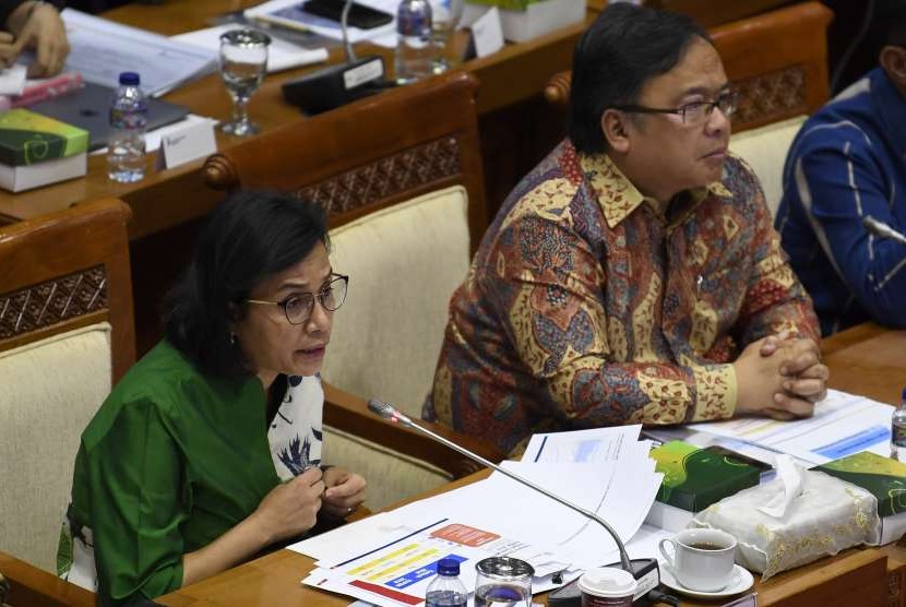 Menteri Keuangan Sri Mulyani (kiri) bersama Menteri PPN/Kepala Bappenas Bambang Brodjonegoro (kanan) mengikuti rapat kerja dengan Komisi XI DPR di Komplek Parlemen, Senayan, Jakarta, Senin (10/9).