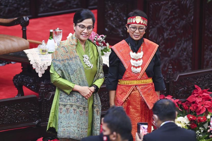 Menteri Keuangan Sri Mulyani (kiri) dan Menlu Retno LP Marsudi.