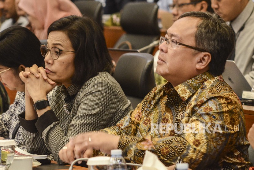 Menteri Keuangan Sri Mulyani (kiri) dan Menteri PPN/Kepala Bappenas Bambang Brodjonegoro (kanan) mengikuti rapat kerja dengan Badan Anggaran DPR di Kompleks Parlemen, Senayan, Jakarta Pusat, Rabu (28/8/2019). 