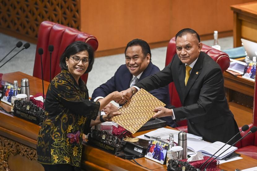 Menteri Keuangan Sri Mulyani (kiri) menyerahkan laporan pemerintah terkait RUU tentang APBN TA 2023 kepada Wakil Ketua DPR Lodewijk Freidrich Paulus (kanan) dan Wakil Ketua DPR Rachmat Gobel (tengah) saat rapat paripurna DPR ke-3 masa persidangan I tahun 2022-2023 di kompleks Parlemen, Senayan, Jakarta, Selasa (30/8/2022). Rapat paripurna tersebut beragenda tanggapan pemerintah terhadap pemandangan umum fraksi-fraksi atas RUU tentang APBN tahun anggaran 2023 beserta nota keuangannya. 