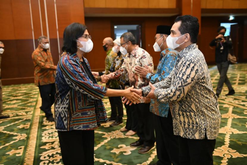 Menteri Keuangan Sri Mulyani melantik anggota direksi PT Geo Dipa Energi (Persero)(GDE), di Gedung Juanda I, Jakarta, Kamis (7/4/2022).