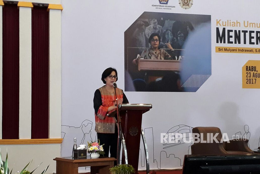 Menteri Keuangan Sri Mulyani, memberi kuliah umum di Auditorium Sukadji Ranuwihardjo Universitas Gadjah Mada, Rabu (23/8). 