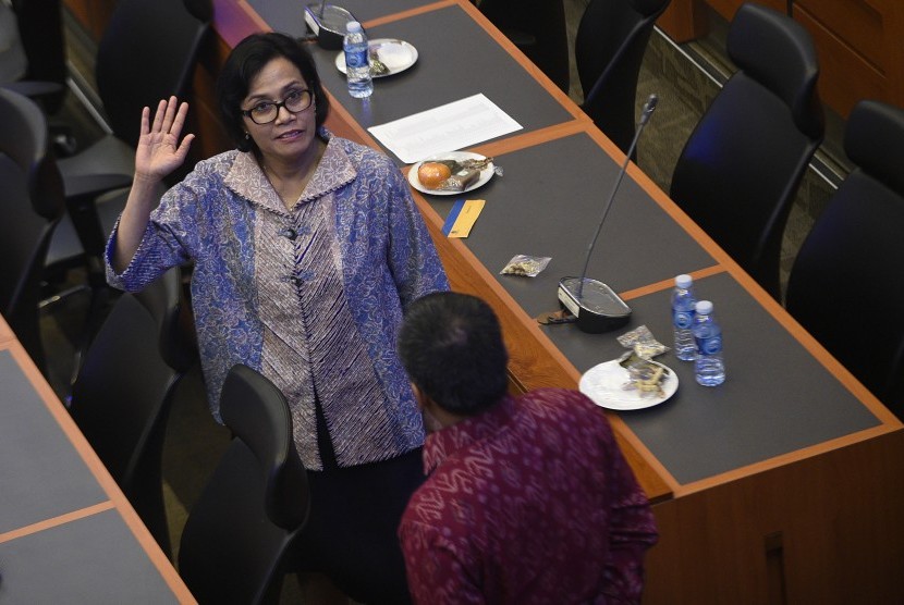 Menteri Keuangan Sri Mulyani memberi salam saat berbincang dengan anggota Badan Anggaran usai rapat kerja di Komplek Parlemen Senayan, Jakarta, Kamis (29/9).