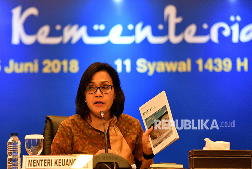 Menteri Keuangan Sri Mulyani memberikan keterangan pers tentang kinerja APBN di kantor Kemenkeu, Jakarta, Senin (25/6).