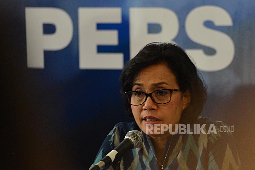 Menteri Keuangan Sri Mulyani memberikan keterangan seusai rapat perdana Tim Reformasi Perpajakan serta Tim Penguatan Reformasi Kepabeanan dan Cukai di Jakarta, Selasa (20/12). Tim Reformasi Perpajakan serta Tim Penguatan Reformasi Kepabeanan dan Cukai beri