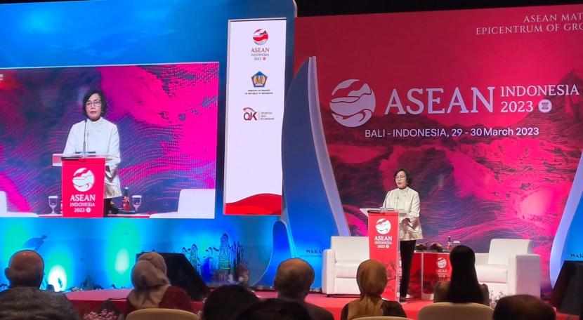 Menteri Keuangan Sri Mulyani memberikan keynote speech dalam rangkaian ASEAN Finance Minister and Central Bank Governor Meetings di Kabupaten Badung, Bali, Rabu (29/3/2023).