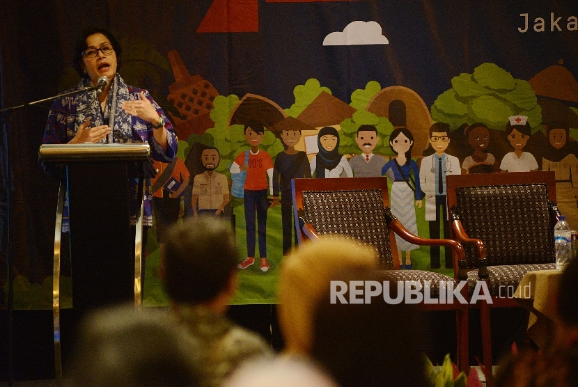  Menteri Keuangan Sri Mulyani memberikan pemaparan saat menjadi pembicara utama dalam peluncuran laporan ketimpangan di Jakarta, Kamis (23/2). 