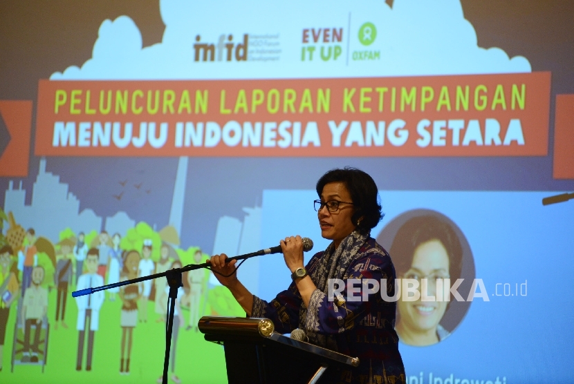 Menteri Keuangan Sri Mulyani memberikan pemaparan saat menjadi pembicara utama dalam peluncuran laporan ketimpangan di Jakarta, Kamis (23/2).