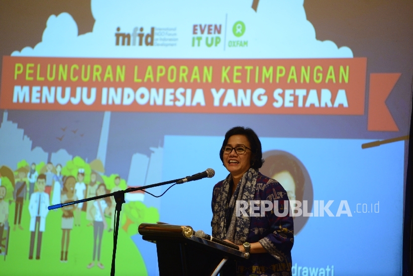 Menteri Keuangan Sri Mulyani memberikan pemaparan saat menjadi pembicara utama dalam peluncuran laporan ketimpangan di Jakarta, Kamis (23/2).