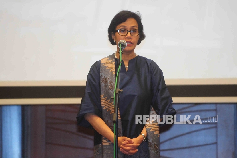 Menteri Keuangan, Sri Mulyani memberikan sambutannya saat serah terima jabatan di Gedung Kementerian Keuangan, Jakarta, Rabu (27/7).  (Republika/Agung Supriyanto)