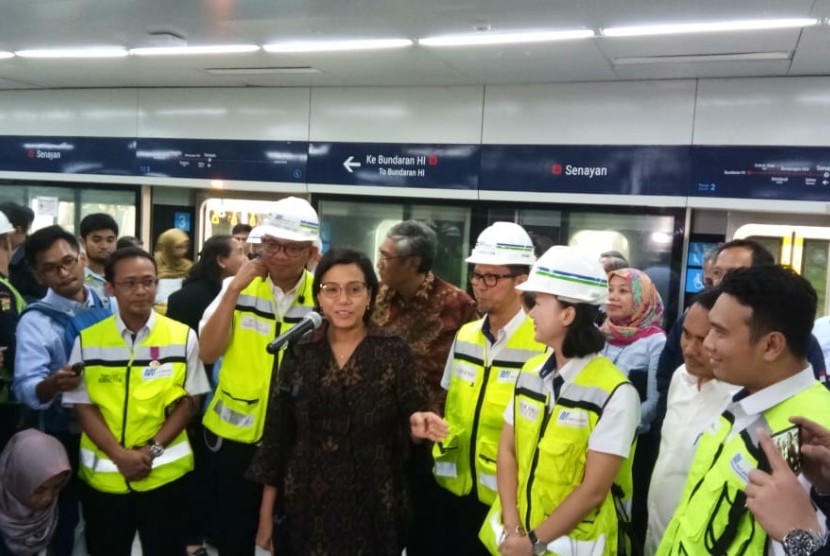 Menteri Keuangan Sri Mulyani mencoba operasional Moda Raya Terpadu (MRT) Jakarta, Rabu (6/3) sore.  