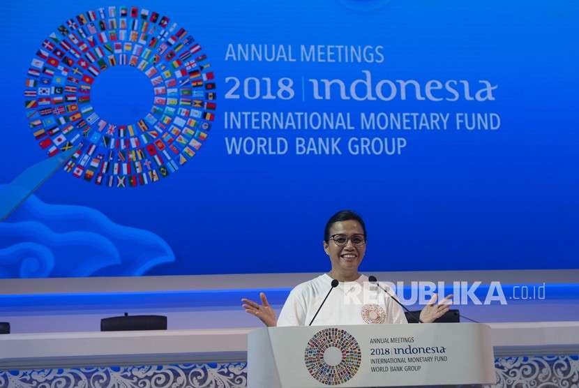 Menteri Keuangan Sri Mulyani mencoba podium kepala negara saat inspeksi kesiapan pertemuan IMF-Bank Dunia di Nusa Dua, Ahad (7/10).