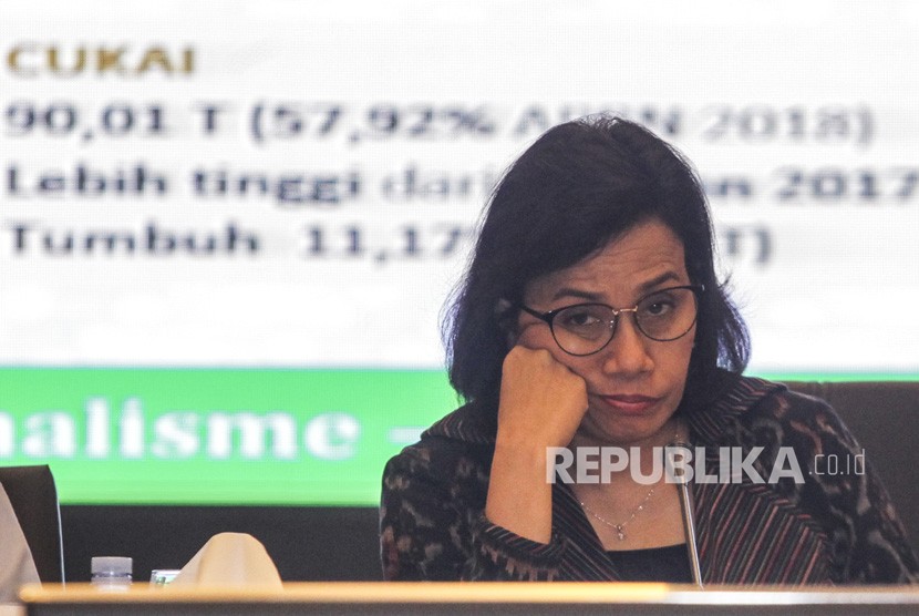Menteri Keuangan Sri Mulyani mendengarkan paparan tentang APBN KiTA edisi Oktober di Kantor Pusat Direktorat Jenderal Pajak, Jakarta, Rabu (17/10/2018).