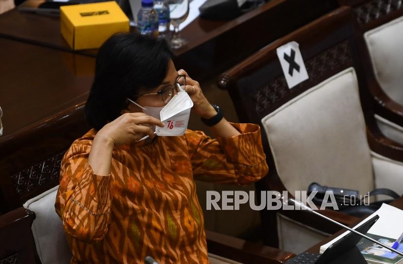 Menteri Keuangan Sri Mulyani mengenakan masker usai menyampaikan penjelasan pemerintah dalam rapat kerja dengan Komisi XI DPR di Kompleks Parlemen, Senayan, Jakarta, Senin (13/9/2021). Raker itu membahas Rancangan Undang-Undang Hubungan Keuangan antara Pemerintah Pusat dan Daerah (RUU HKPD). 