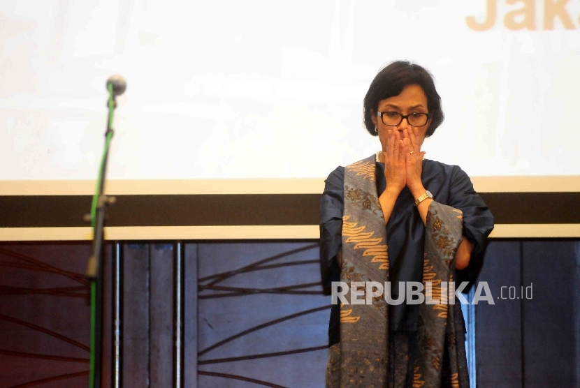  Menteri Keuangan, Sri Mulyani menghadiri serah terima jabatan di Gedung Kementerian Keuangan, Jakarta, Rabu (27/7). (Republika/Agung Supriyanto)