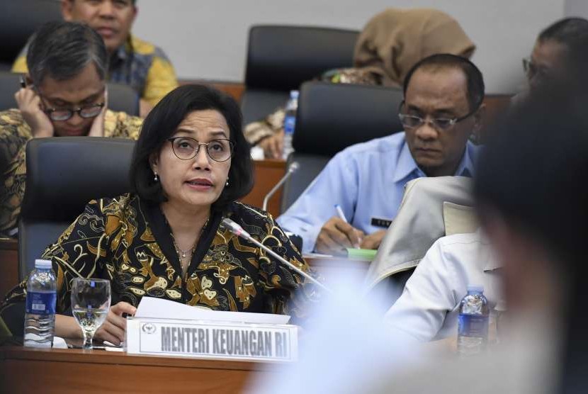 Menteri Keuangan Sri Mulyani mengikuti rapat kerja dengan Badan Anggaran DPR di Kompleks Parlemen, Senayan, Jakarta, Selasa (4/9).