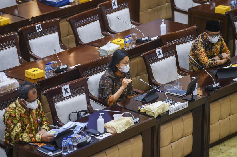 Menteri Keuangan Sri Mulyani mengikuti rapat kerja dengan Komisi XI DPR di Kompleks Parlemen, Senayan, Jakarta, Kamis (2/9/2021). Rapat kerja tersebut membahas Rencana Kerja Anggaran (RKA) Kementerian Keuangan dalam RUU APBN 2022 serta membahas laporan keuangan Kementerian Keuangan dalam APBN tahun anggaran 2020.