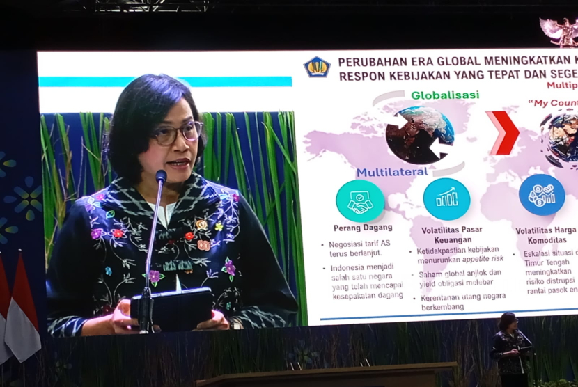Menteri Keuangan Sri Mulyani menjanjikan tambahan dana abadi Pendidikan di hadapan 1.000 lebih peneliti pada ajang Konvensi Sains, Teknologi dan Industri tahun 2025 di Gedung Sabuga, Kota Bandung, Kamis (8/8/2025). Total dana abadi pendidikan saat ini mencapai Rp 154 triliun lebih. 