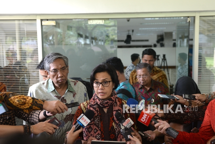  Menteri Keuangan Sri Mulyani menjawab pertanyaan wartawan usai rapat terbatas di Kantor Kepresidenan, Jakarta, Selasa (30/5).