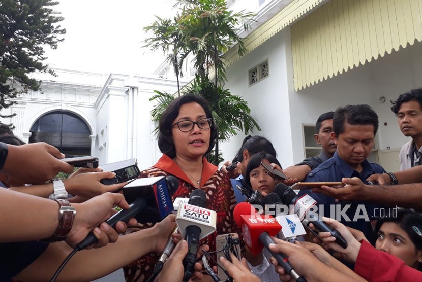 Menteri Keuangan Sri Mulyani menjawab sejumlah pertanyaan di Istana Negara, Senin (19/2). 