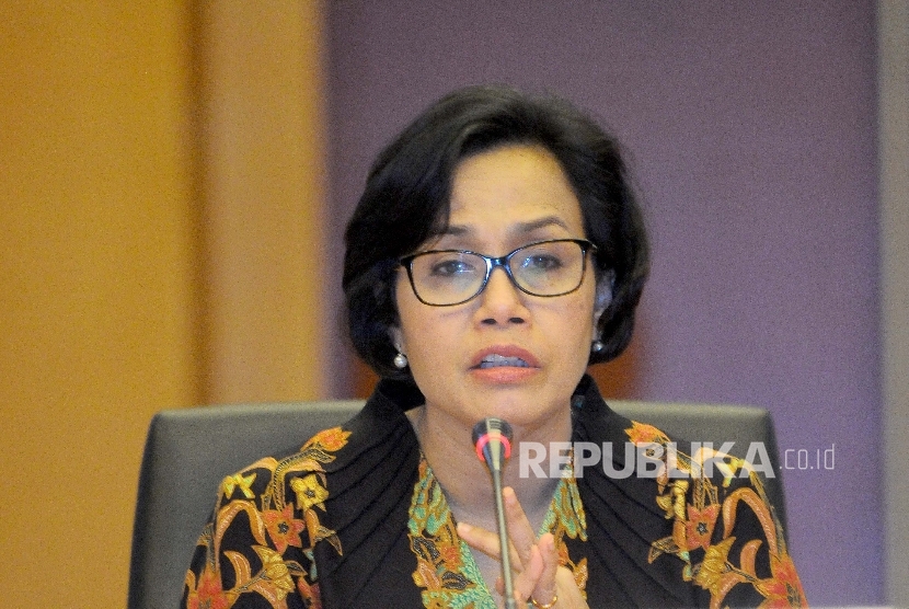  Menteri Keuangan Sri Mulyani  menyampaikan keterangan kepada wartawan terkait akses informasi keuangan untuk kepentingan perpajakan di Kantor Pusat Direktorat Jenderal Pajak, Jakarta, Jumat (9/6). 