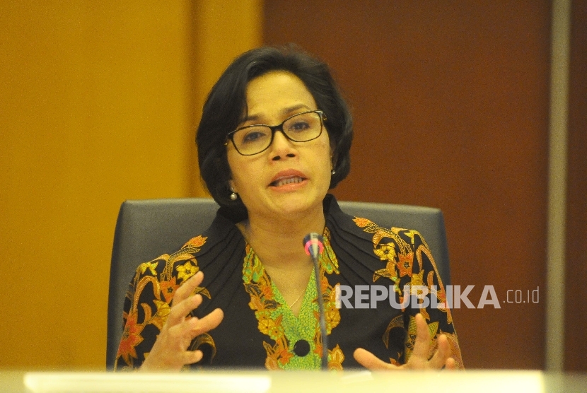 Menteri Keuangan Sri Mulyani menyampaikan keterangan kepada wartawan terkait akses informasi keuangan untuk kepentingan perpajakan di Kantor Pusat Direktorat Jenderal Pajak, Jakarta, Jumat (9/6).