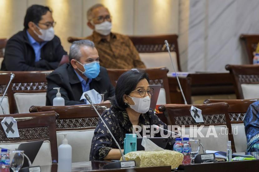Menteri Keuangan Sri Mulyani menyampaikan paparannya saat mengikuti rapat kerja dengan Komisi XI DPR di Kompleks Parlemen, Jakarta, Rabu (15/12). Pemerintah mencatat realisasi penerimaan pajak sebesar Rp 1.231,87 triliun per 26 Desember 2021.