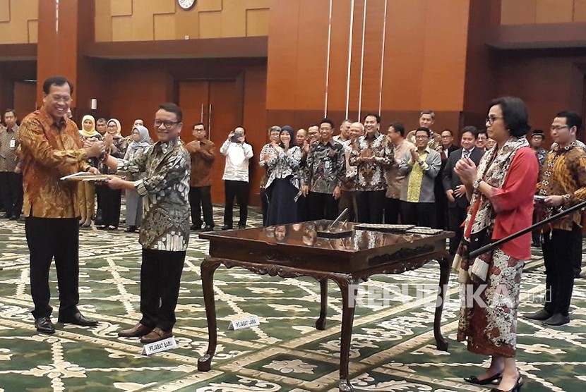 Menteri Keuangan Sri Mulyani resmi melantik Robert Pakpahan menjadi Direktur Jenderal Pajak menggantikan Ken Dwijugiasteadi. Ken akan memasuki masa pensiun mulai 1 Desember 2017. 