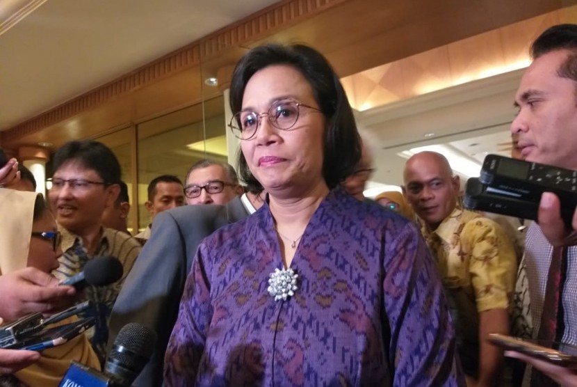 Menteri Keuangan Sri Mulyani saat diwawancari wartawan usai menjadi pembicara Temu Kebangsaan yang digagas Gerakan Suluh Kebangsaan, di Hotel Aryaduta, Jakarta Pusat, Kamis (19/12).  Sri Mulyani mengatakan Indonesia perlu mewaspadai dampak pemakzulan Presiden AS Donald Trump.