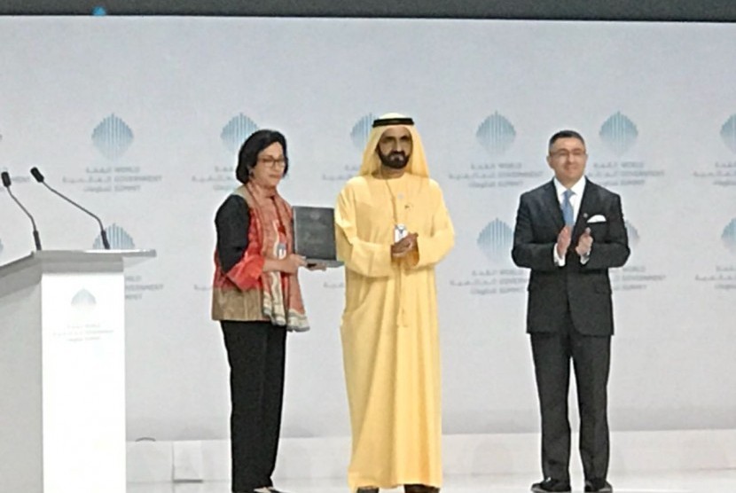 Menteri Keuangan Sri Mulyani saat menerima penghargaan Menteri Terbaik di dunia di Dubai.
