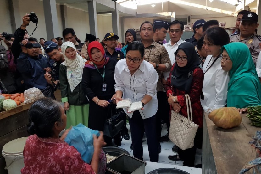 Menteri Keuangan Sri Mulyani saat mengunjungi Pasar Telukan, Sukoharjo, Jawa Tengah, Sabtu (26/5).