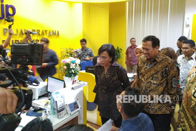 Menteri Keuangan Sri Mulyani saat meninjau Kantor Pelayanan Pajak  Pratama Jakarta Setiabudi Empat, Jakarta, Jumat (29/3).