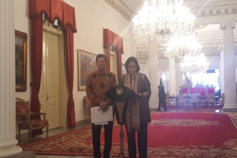 Menteri Keuangan Sri Mulyani, serta Menteri Aparatur Negara dan Reformasi Birokrasi Asman Abnur memberikan keterangan pers terkait pemberian THR dan Gaji ke-13 bagi PNS, TNI,dan Polri, di Istana Merdeka, Rabu (23/5). 