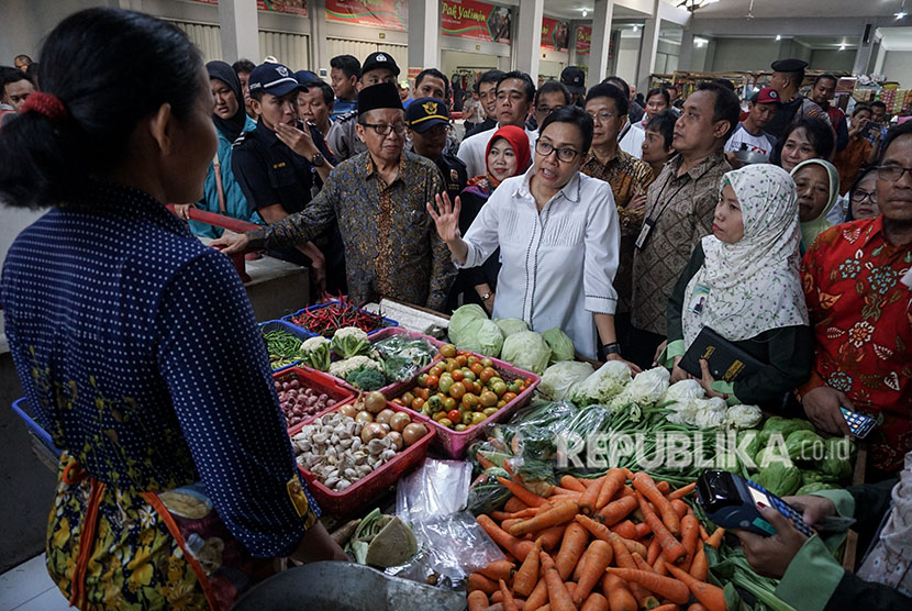 Menteri Keuangan Sri Mulyani (tengah) berdialog dengan pedagang saat mengunjungi Pasar Telukan di Sukoharjo, Jawa Tengah, Sabtu (26/5).