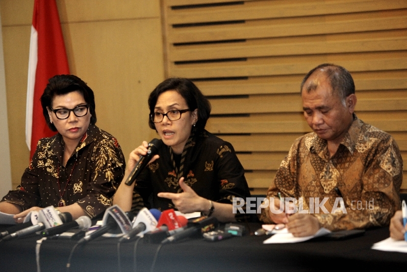 Menteri Keuangan Sri Mulyani (tengah), bersama Ketua KPK Agus Rahardjo ( kanan),dan Wakil Ketua KPK Basaria Panjaitan (kiri) saat memberikan keterangan pers terkait hasil OTT tersangka kasus dugaan suap di jajaran Direktorat Penegakan Hukum Ditjen Pajak di