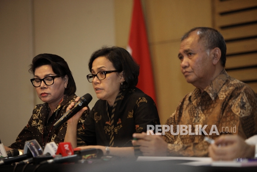 Menteri Keuangan Sri Mulyani (tengah), bersama Ketua KPK Agus Rahardjo (kanan),dan Wakil Ketua KPK Basaria Panjaitan (kiri)saat memberikan keterangan pers terkait hasil OTT tersangka kasus dugaan suap di jajaran Direktorat Penegakan Hukum Ditjen Pajak di K