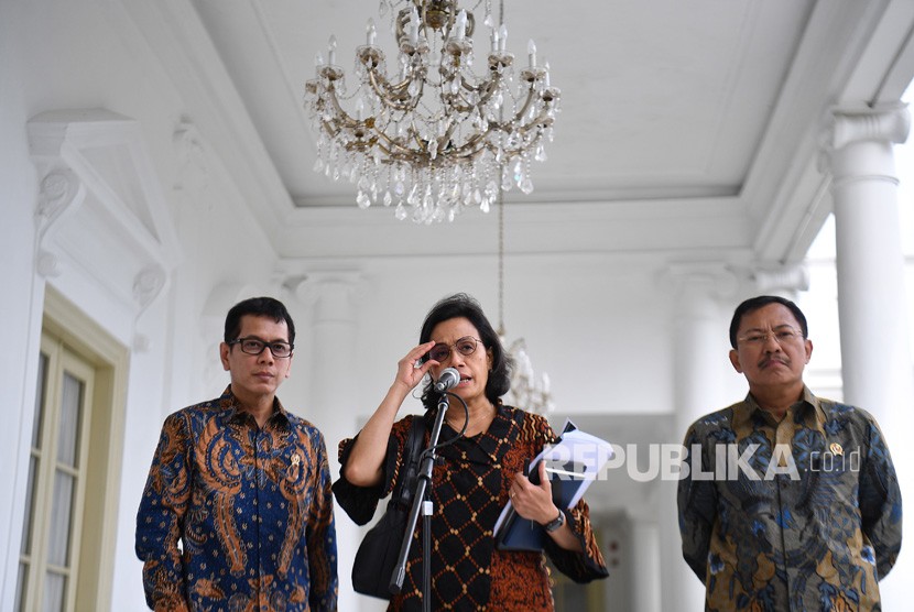 Menteri Keuangan Sri Mulyani (tengah) bersama Menteri Pariwisata dan Ekonomi Kreatif Wishnutama (kiri) dan Menteri Kesehatan Terawan Agus Putranto menyampaikan konferensi pers seusai Sidang Kabinet Paripurna di Istana Bogor, Jawa Barat, Selasa (11/2/2020). 