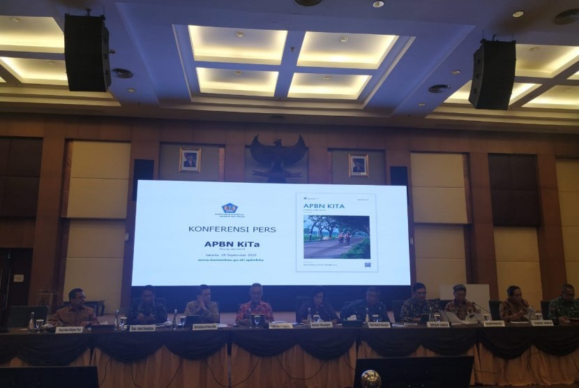 Menteri Keuangan Sri Mulyani (tengah) dalam konferensi pers kinerja APBN sampai akhir Agustus 2019 di Gedung Direktorat Jenderal Pajak, Jakarta, Selasa (24/9).