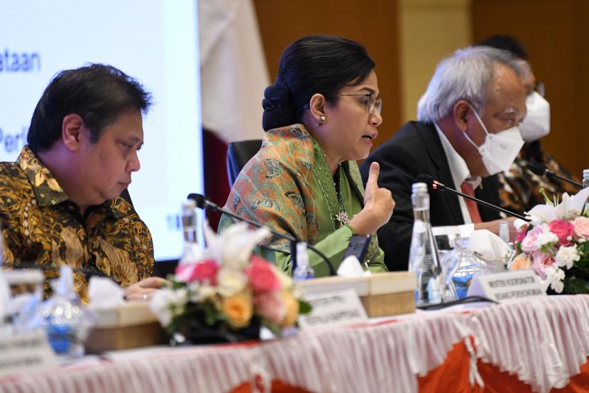 Menteri Keuangan Sri Mulyani (tengah) didampingi Menteri Koordinator Bidang Perekonomian Airlangga Hartarto (kiri) dan Menteri PUPR Basuki Hadimuljono (kanan) menyampaikan keterangan kepada wartawan terkait nota keuangan dan Rancangan Anggaran Pendapatan dan Belanja Negara (RAPBN) 2023 di Jakarta, Selasa (16/8/2022). 