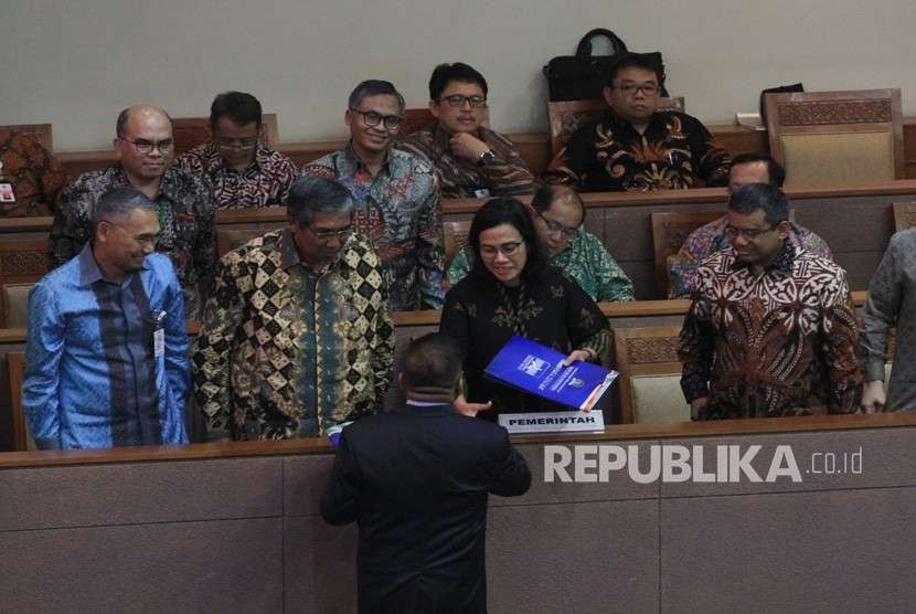 Menteri Keuangan Sri Mulyani (tengah) menghadiri Rapat Paripurna ke-2 Masa Persidangan I tahun 2018-2019 di gedung Nusantara I DPR, Senayan, Jakarta, Selasa (28/8).