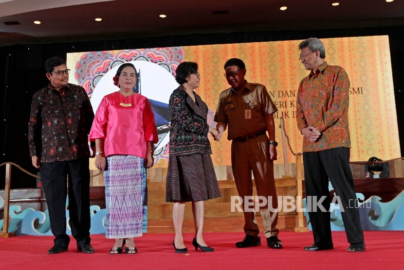  Menteri Keuangan Sri Mulyani (tengah), Menteri Dalam Negeri Tjahjo Kumolo (kedua kanan), Kepala Badan Pengawasan Keuangan dan Pembangunan (BPKP) Ardan Adiperda (kanan), Inspektur Jenderal Kementerian Keuangan, Sumiyati (kedua kiri), dan Sekjen Kementerian Keuangan Hadiyanto (kiri) berbincang usai Rapat Kerja Nasional Sinergi Pengawasan Penerimaan Negara, Jakarta, Selasa (12/9).