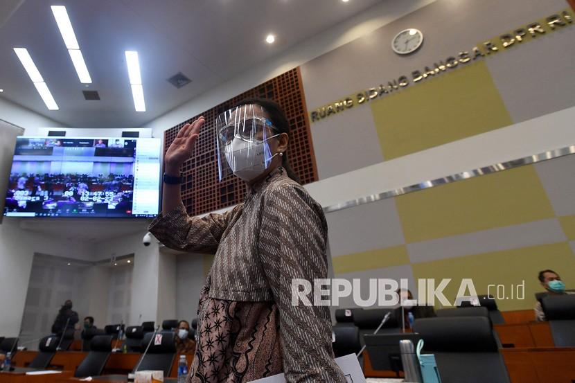 Menteri Keuangan Sri Mulyani tiba untuk mengikuti rapat kerja dengan Badan Anggaran DPR di Kompleks Parlemen, Senayan, Jakarta, Jumat (25/9/2020). Badan Anggaran DPR menyetujui RUU APBN 2021 yang telah dibahas oleh Panitia Kerja untuk dibawa ke pengambilan keputusan tingkat II dalam Rapat Paripurna pada Selasa 29 September mendatang.