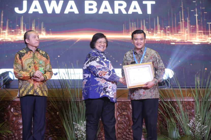 Menteri KLHK RI, Siti Nurbaya Bakar menyerahkan penghargaan Proklimat tingkat provinsi tahun 2023 kepada Jabar.