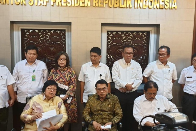 Menteri KLHK Siti Nurbaya dan Kepala Staf Kantor Kepresidenan Moeldoko serta Menteri Agraria dan Tata Ruang Sofyan Jalil dalam sebuah pertemuan