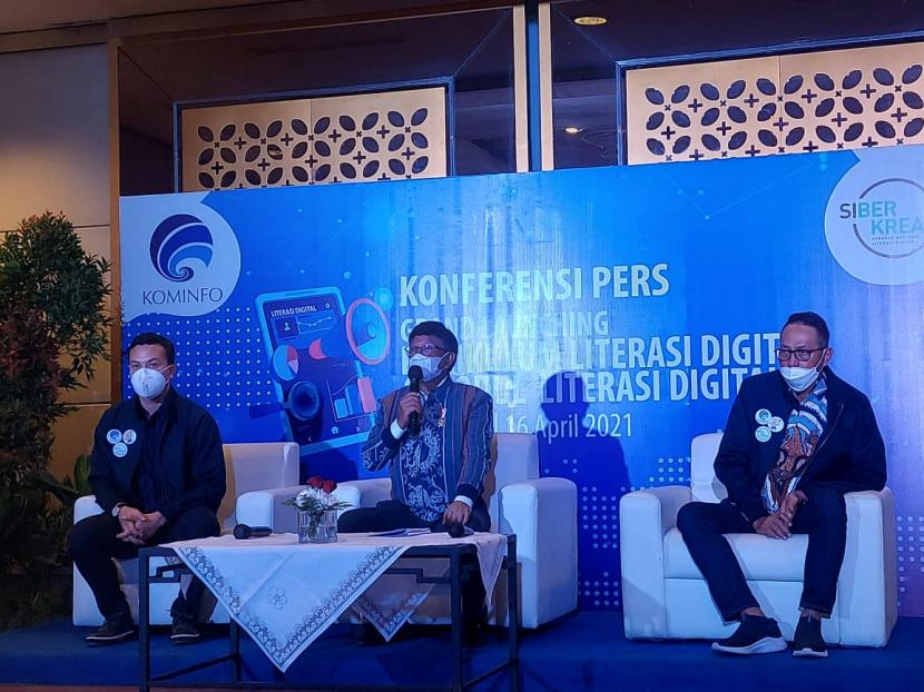 Menteri Kominfo Johnny G. Plate (tengah) saat meluncurkan Empat Pilar Kurikulum dan Modul Literasi Digital di Grand City Surabaya, Jumat (16/4).