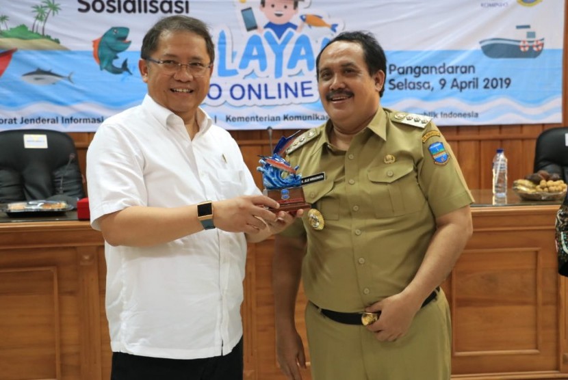   Menteri Kominfo RI Rudiantara (kiri) dan Bupati Pangandaran H Jeje Wiradinata dalam peluncuran Gerakan UMKM Go Online 2019 di Kabupaten Pangandaran, belum lama ini.      