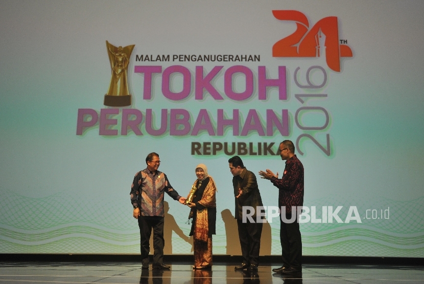  Menteri Kominfo Rudiantara memberikan piala kepada Pendiri Wardah Cosmetics Nurhayati Subakat saat malam anugerah Tokoh Perubahan Republika 2016 di Jakarta, Selasa (25/4). 