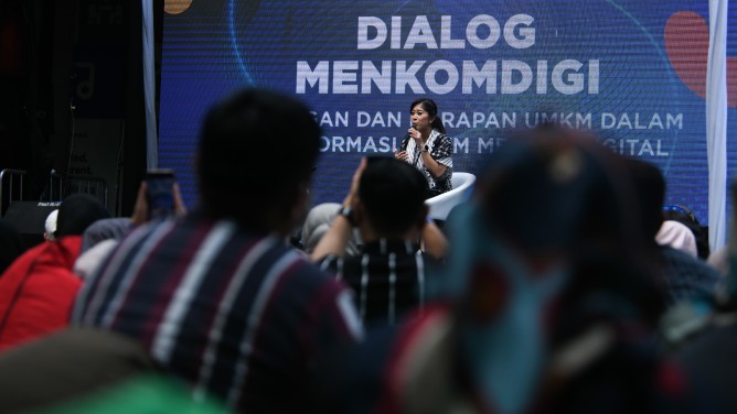 Menteri Komunikasi dan Digital RI, Meutya Hafid, menegaskan pentingnya pemanfaatan kecerdasan artifisial (AI) oleh pelaku Usaha Mikro, Kecil, dan Menengah (UMKM) untuk meningkatkan efisiensi dan daya saing usaha mereka. Hal ini diungkapkan Meutya Hafid dalam acara UMKM Click & Grow: Berdaya Bertransformasi dengan AI Bersama Kemkomdigi yang digelar di Urban Forest Cipete, Jakarta Selatan, Sabtu (21/12/2024).