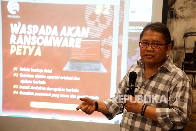 Menteri Komunikasi dan Informasi Rudiantara memberikan penjelasan mengenai antispasi dan langkah preventif terhadap serangan Malware Ransomware PETYA di Jakarta, Jumat (30/6).